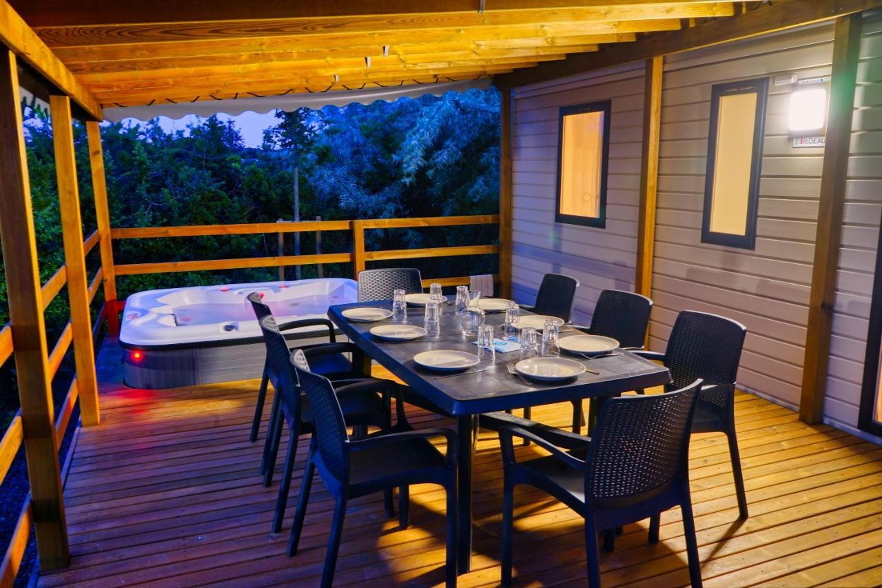 Camping Resort Les Champs Blancs 아그 외부 사진