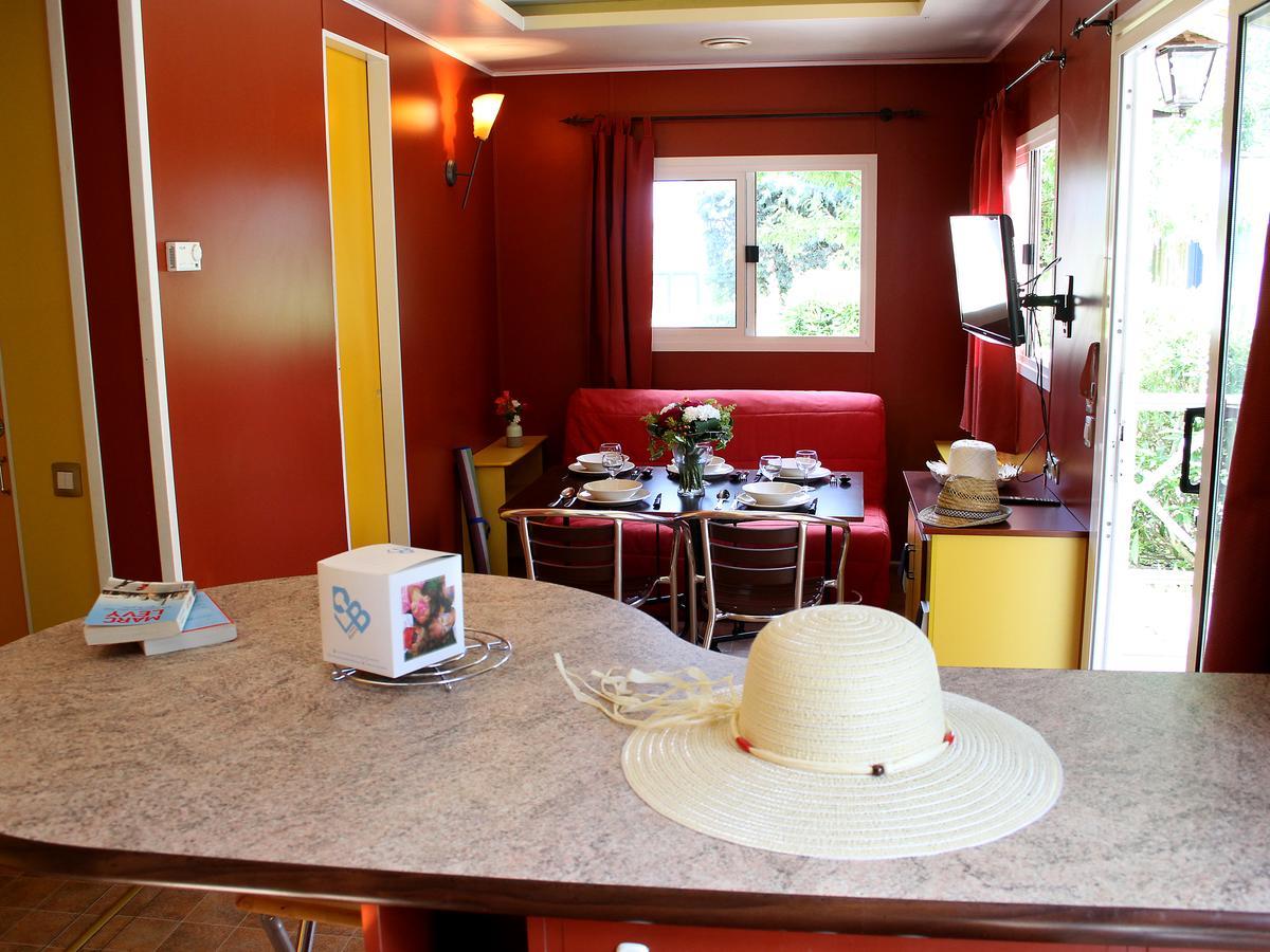 Camping Resort Les Champs Blancs 아그 외부 사진