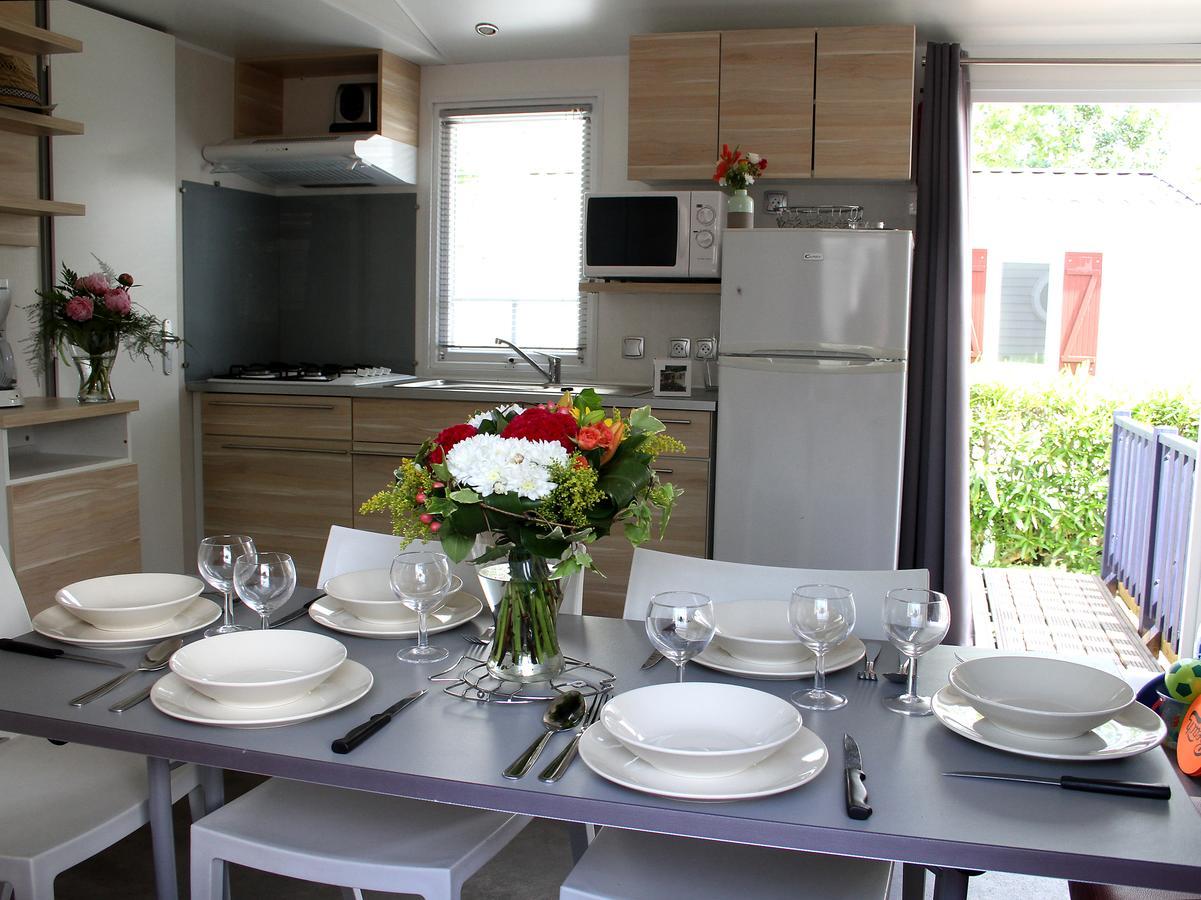 Camping Resort Les Champs Blancs 아그 외부 사진